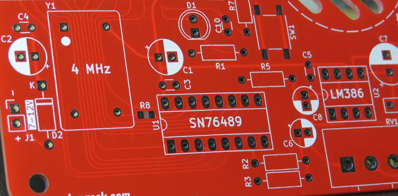 Closeup of the rounded traces on the PCB